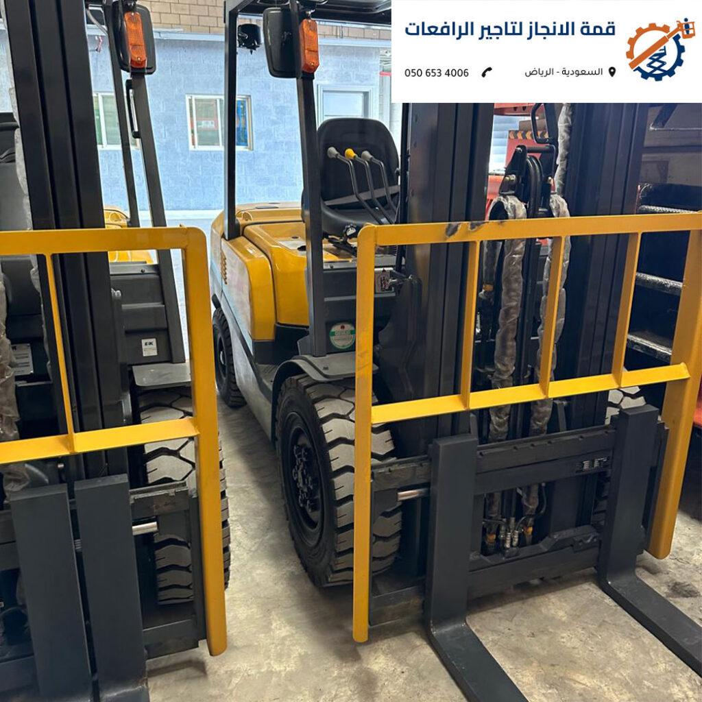 رافعة شوكية الرياض تعمل ببطارية الليثيوم داخل مستودع أغذية مغلق في الرياض لتجنب الانبعاثات.