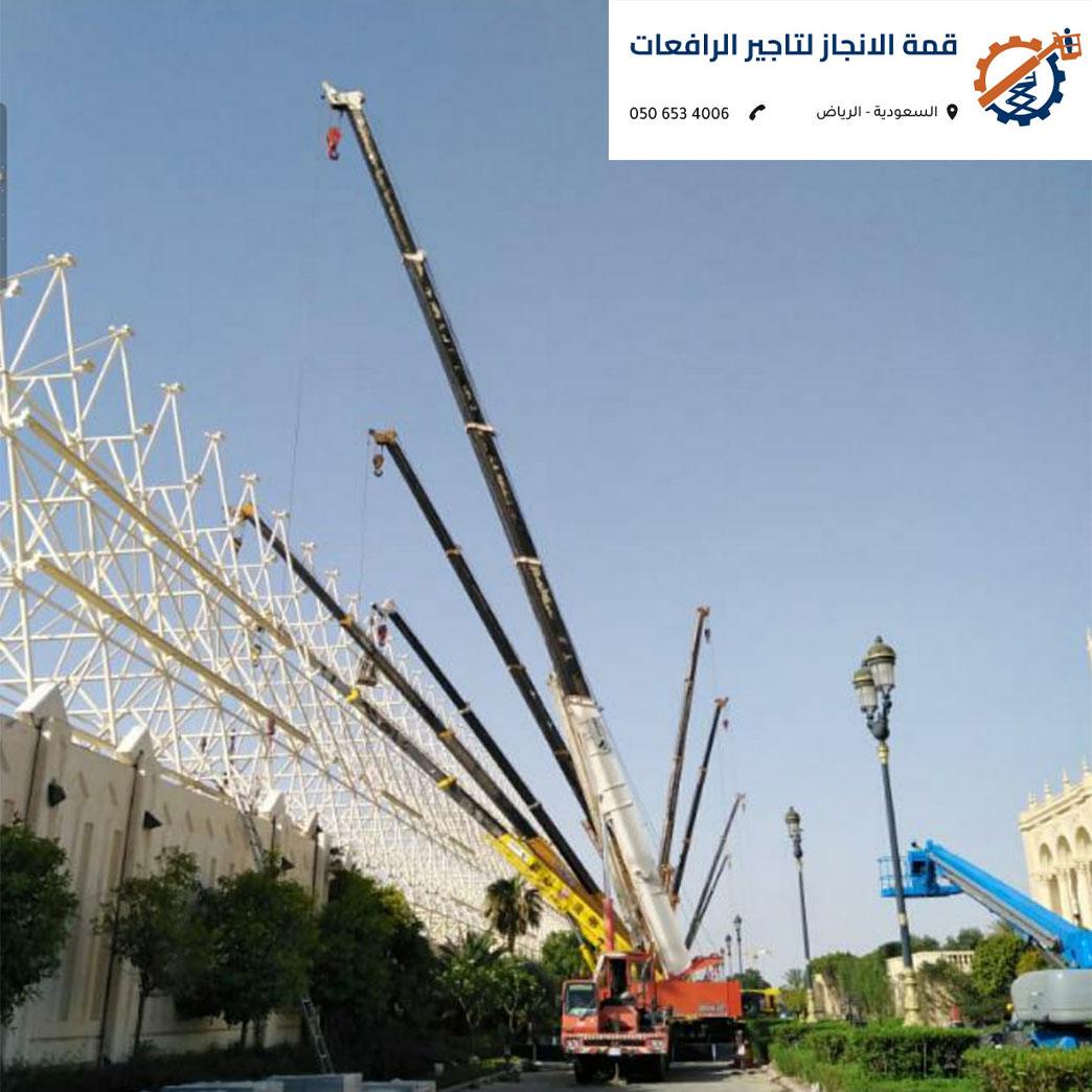 كرين يرفع جسر خرساني على طريق سريع بالرياض