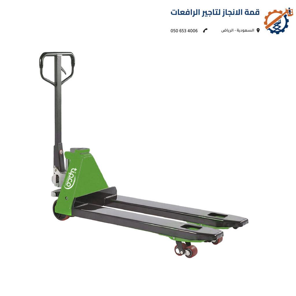 رافعة يدوي هيدروليكية زرقاء اللون داخل مستودع بضائع في الرياض تستخدم لنقل الطبليات الخشبية.