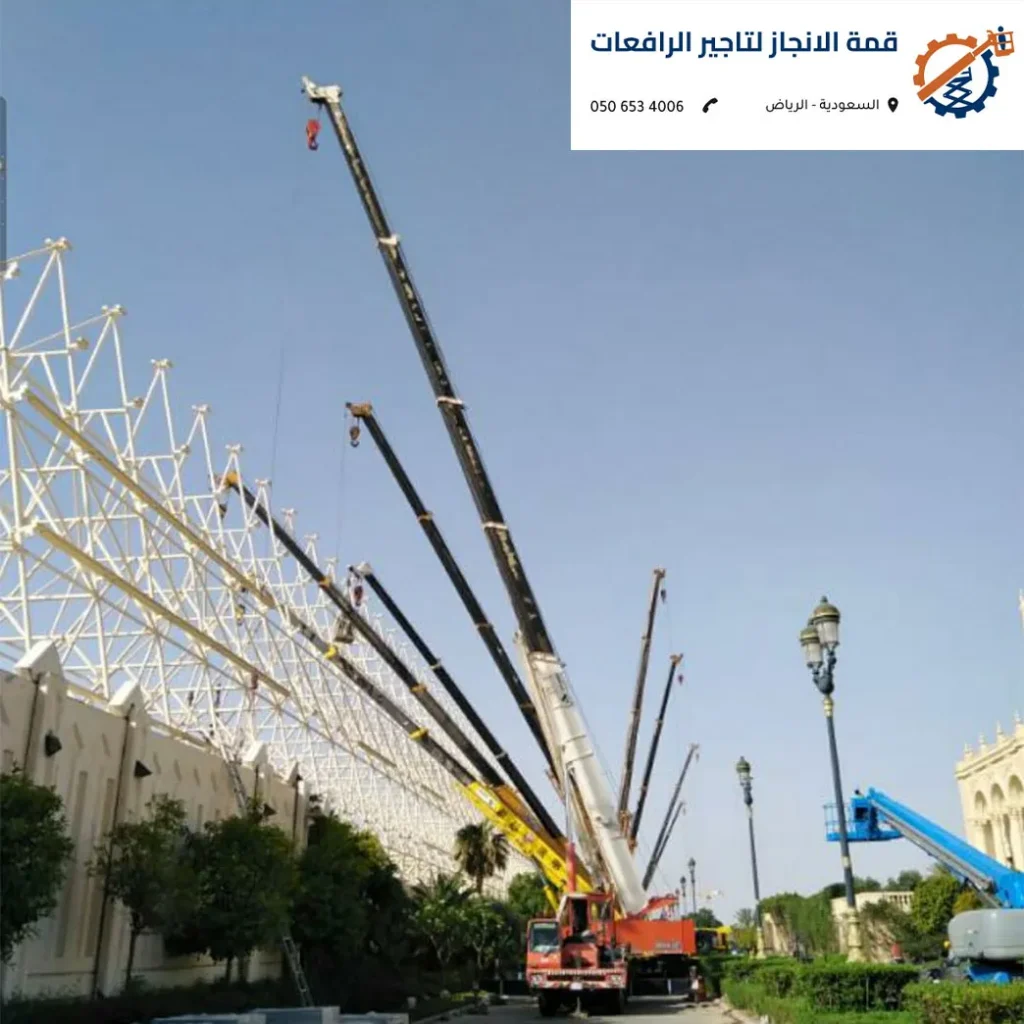 كرين يرفع جسر خرساني على طريق سريع بالرياض