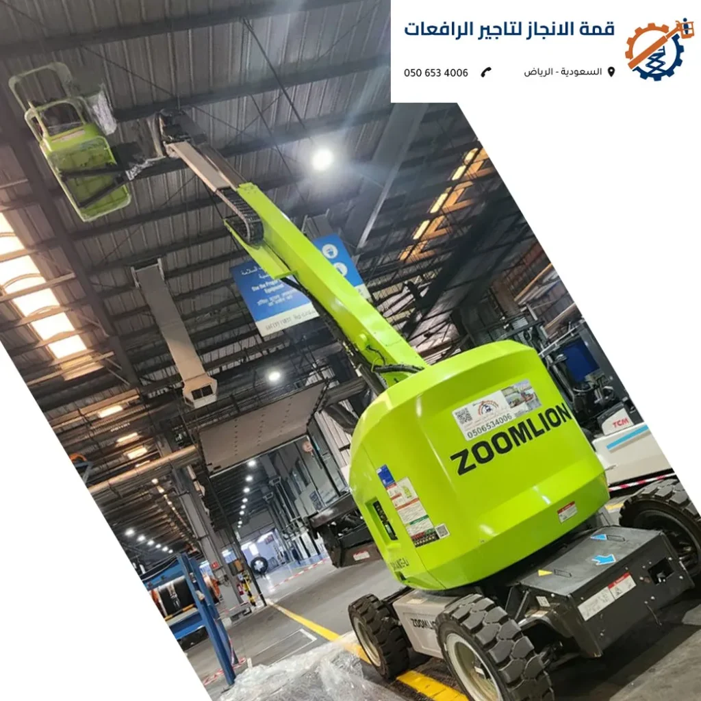 مهندس على مان لفت يفحص برج اتصالات بالرياض