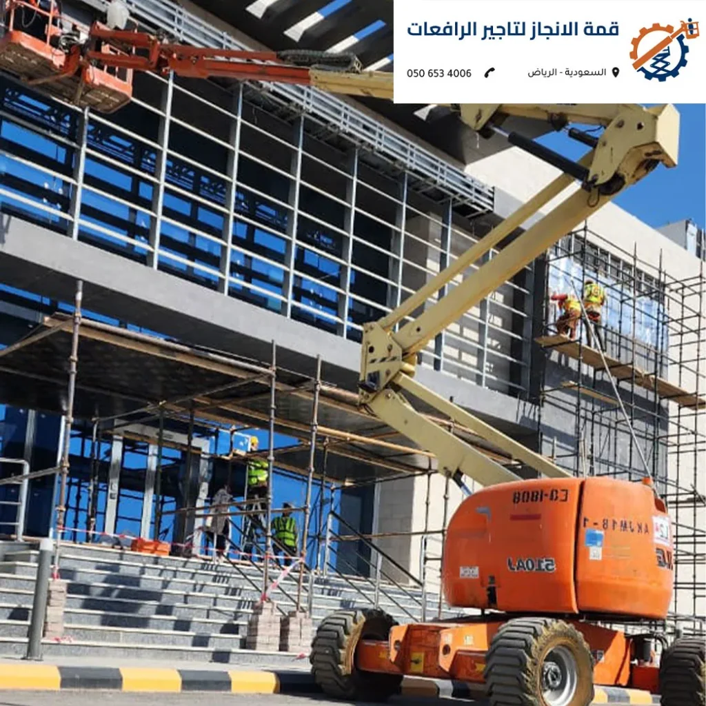 رافعة مان لفت "العنكبوت" تدخل باب فندق بالرياض