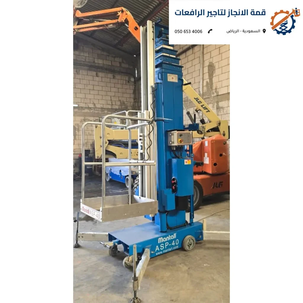 لقطة جوية لموقع بناء مجمع سكني كبير بالرياض تظهر فيه عدة رافعات صاري تعمل لفترة طويلة.