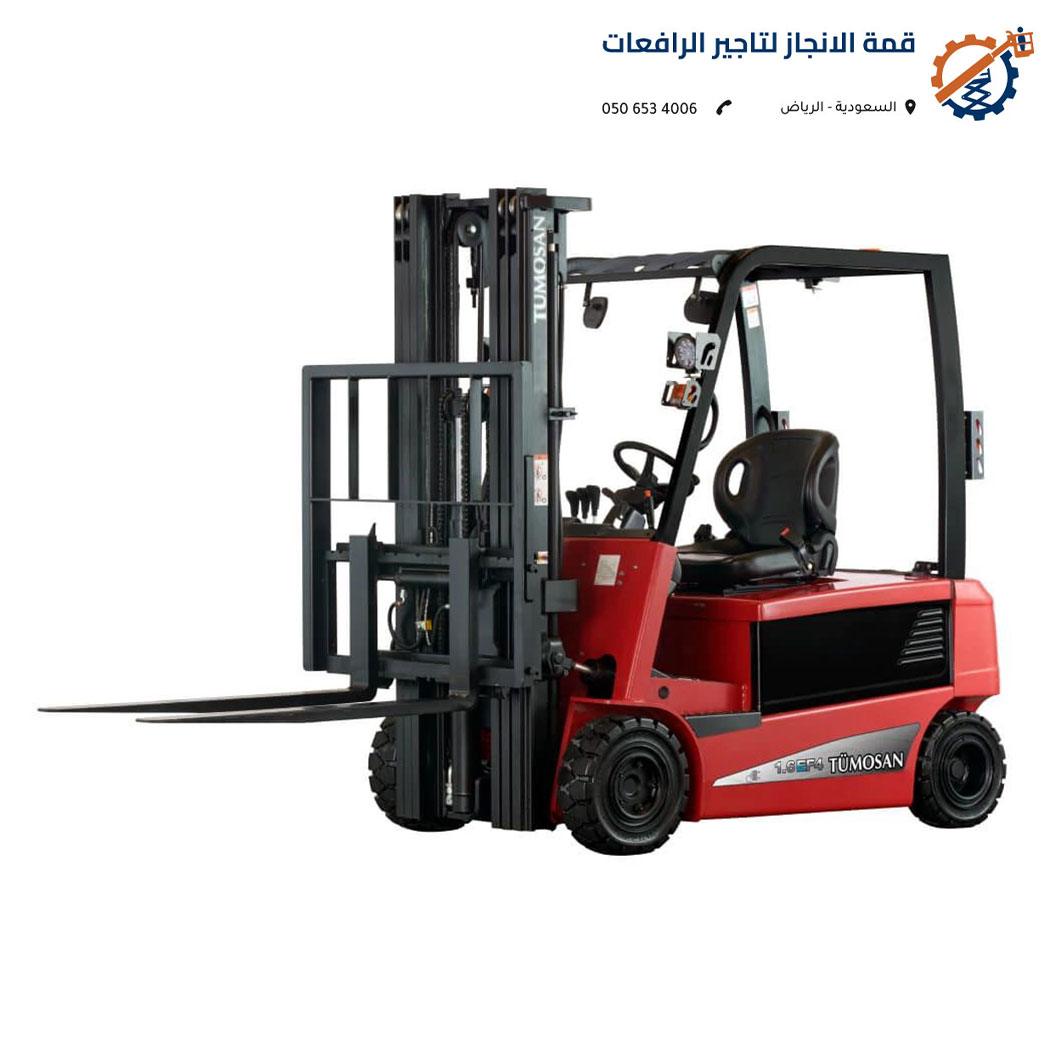 رافعة شوكية حديثة تعمل في أحد المشاريع الإنشائية بالرياض لخدمات التأجير اللوجستي.