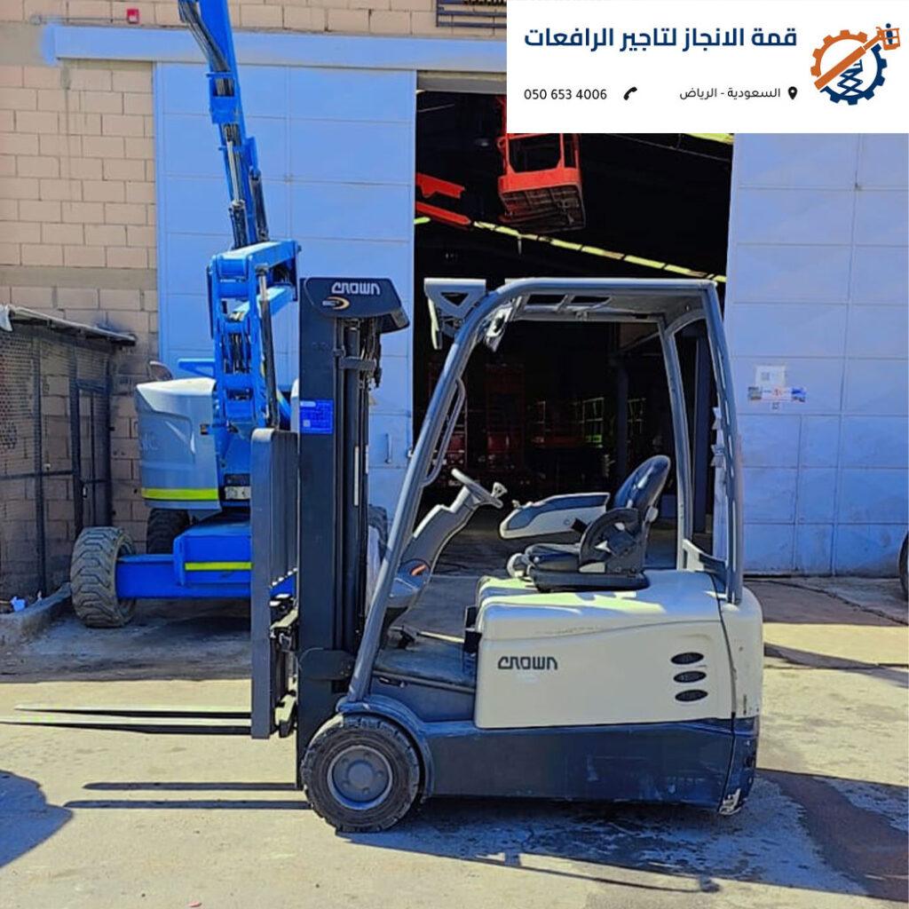 لوحة تحكم ذكية وشاشة رقمية في رافعة شوكية الرياض كهربائية تضمن دقة رفع البضائع.