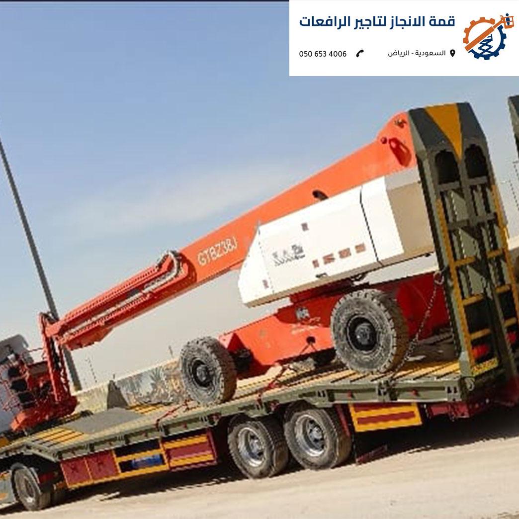 شاحنة نقل تحمل سيزر لفت في شوارع الرياض