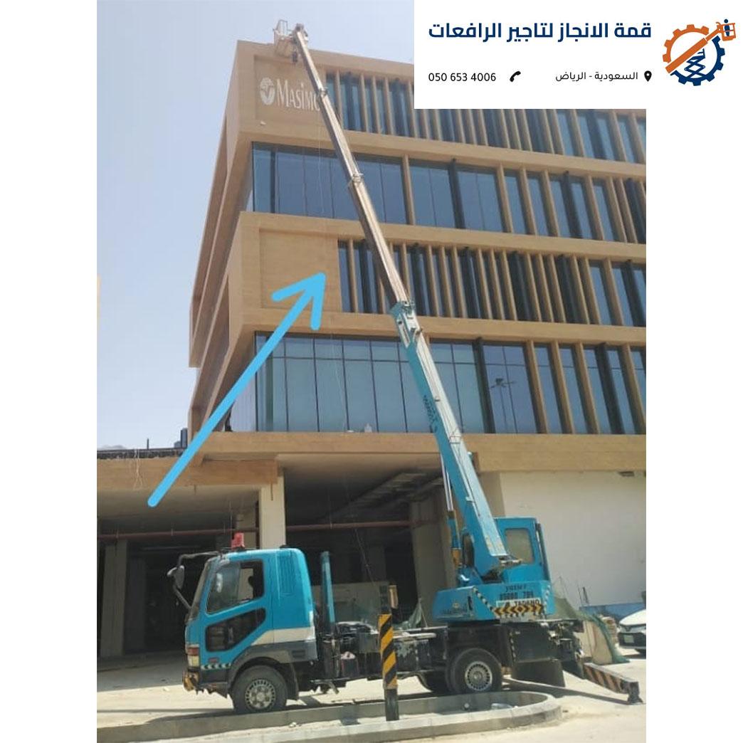 مفتش يفحص سلاسل الرفع لكرين في الرياض