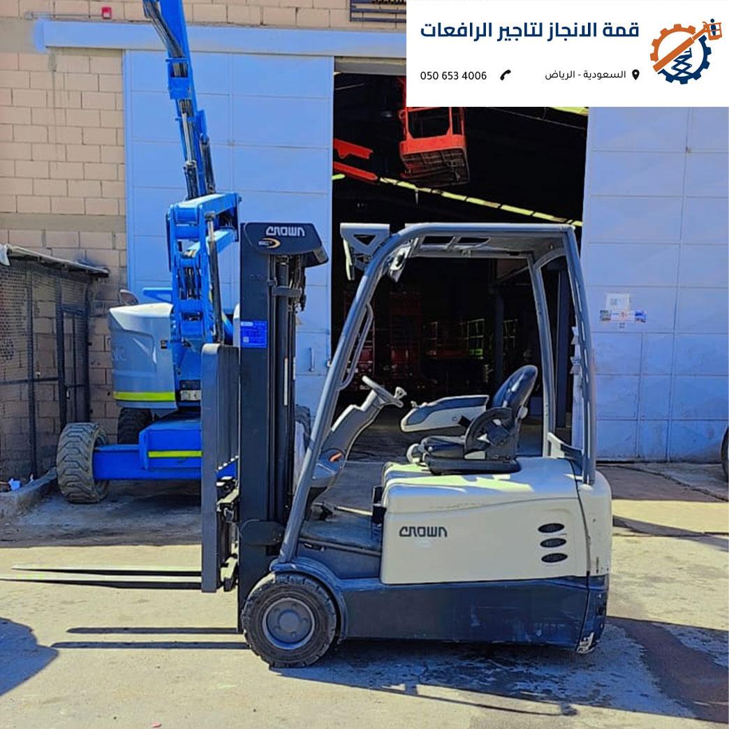 لوحة تحكم ذكية وشاشة رقمية في رافعة شوكية الرياض كهربائية تضمن دقة رفع البضائع.