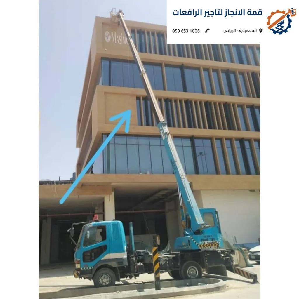 مفتش يفحص سلاسل الرفع لكرين في الرياض