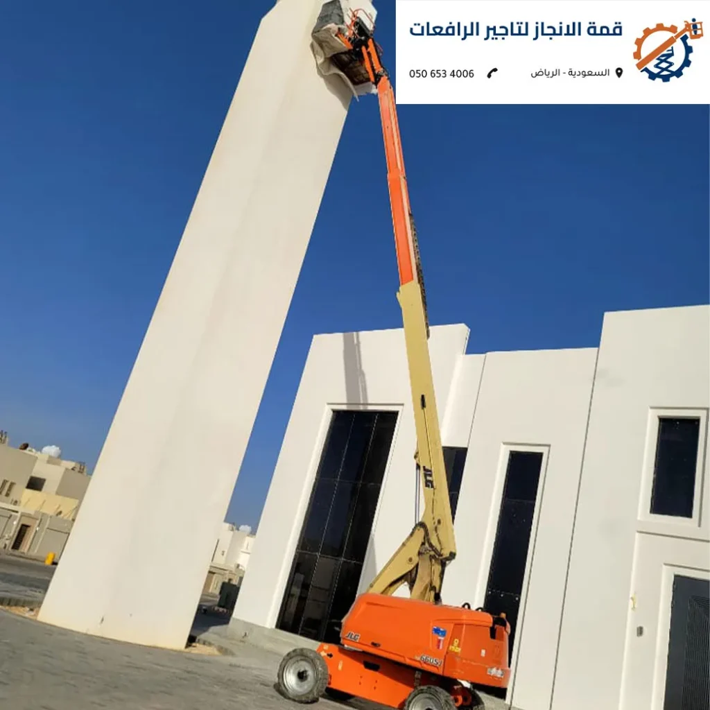 شاحنة نقل تحمل رافعة مان لفت في طريق خريص