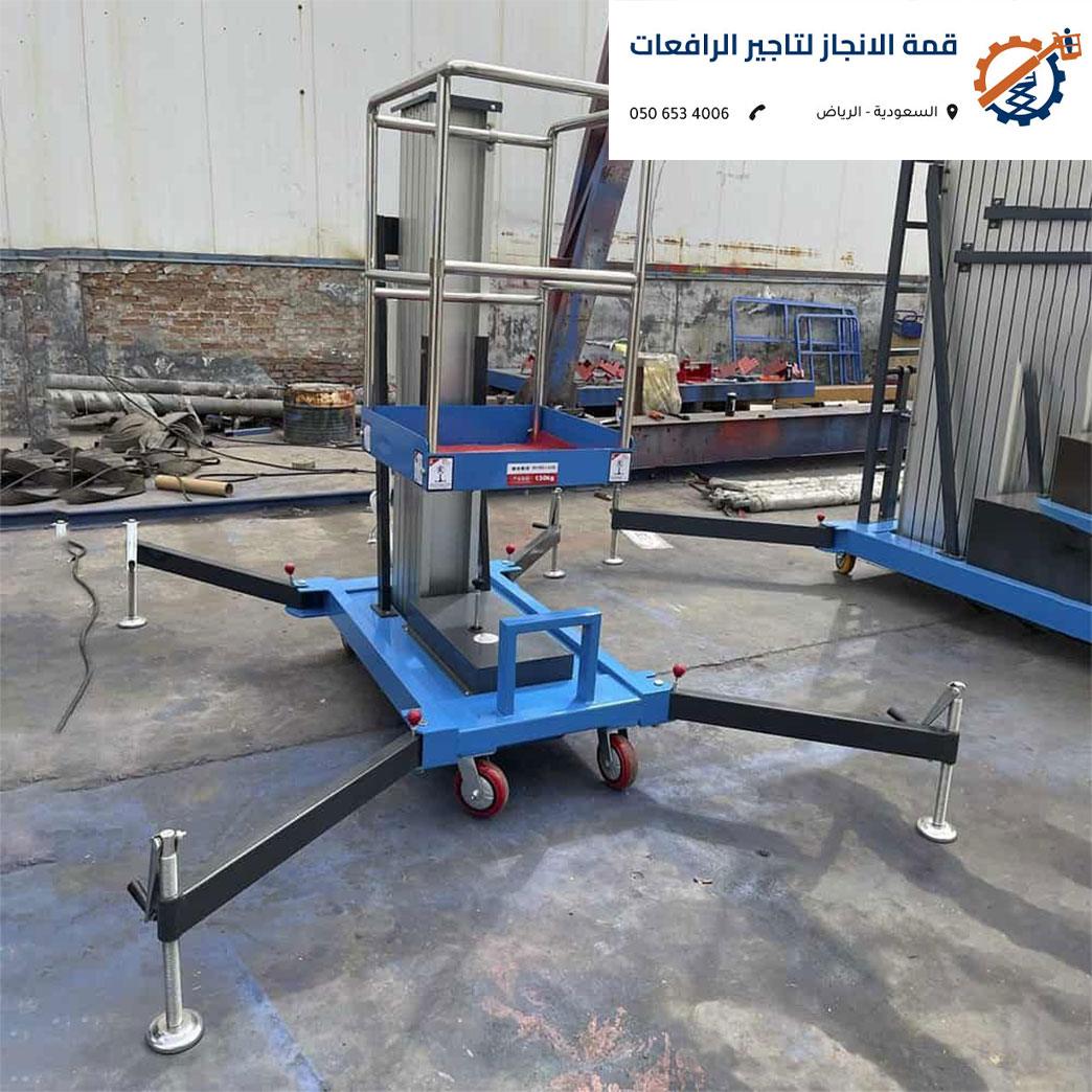 شاحنة نقل ثقيل تقوم بتنزيل أجزاء رافعة صاري في موقع بناء بالرياض فوراً.