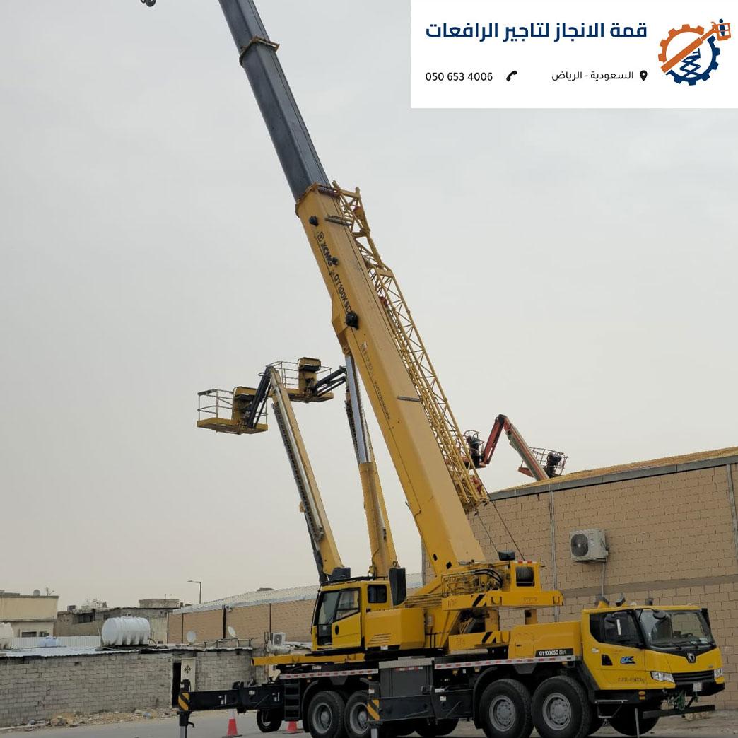 كرين مجنزر يتحرك على أرض رملية بضواحي الرياض