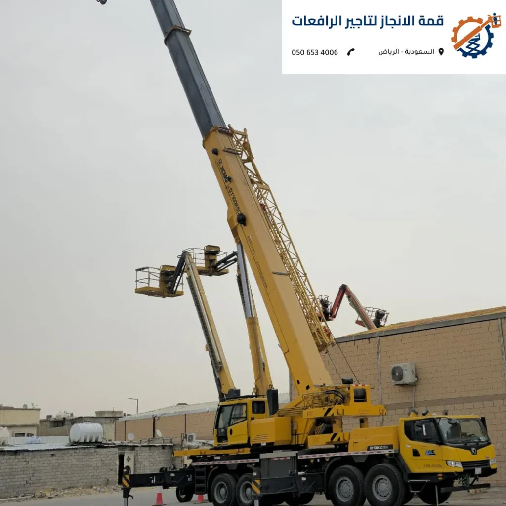 كرين مجنزر يتحرك على أرض رملية بضواحي الرياض