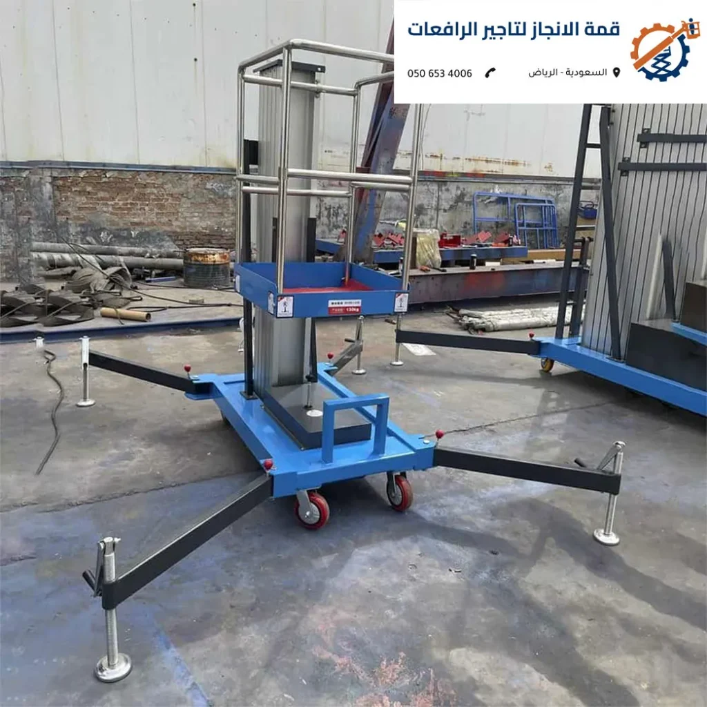 شاحنة نقل ثقيل تقوم بتنزيل أجزاء رافعة صاري في موقع بناء بالرياض فوراً.