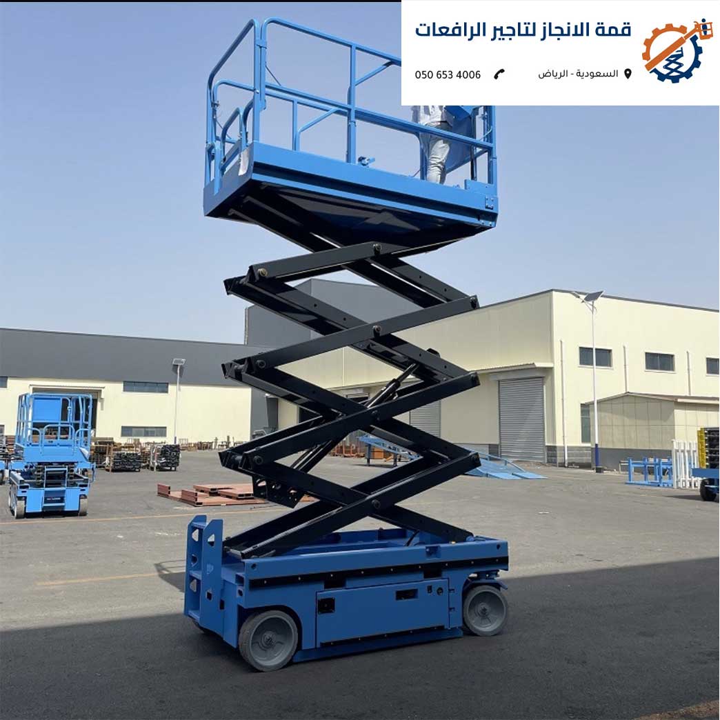 سيزر لفت ديزل دفع رباعي في موقع بناء بالرياض