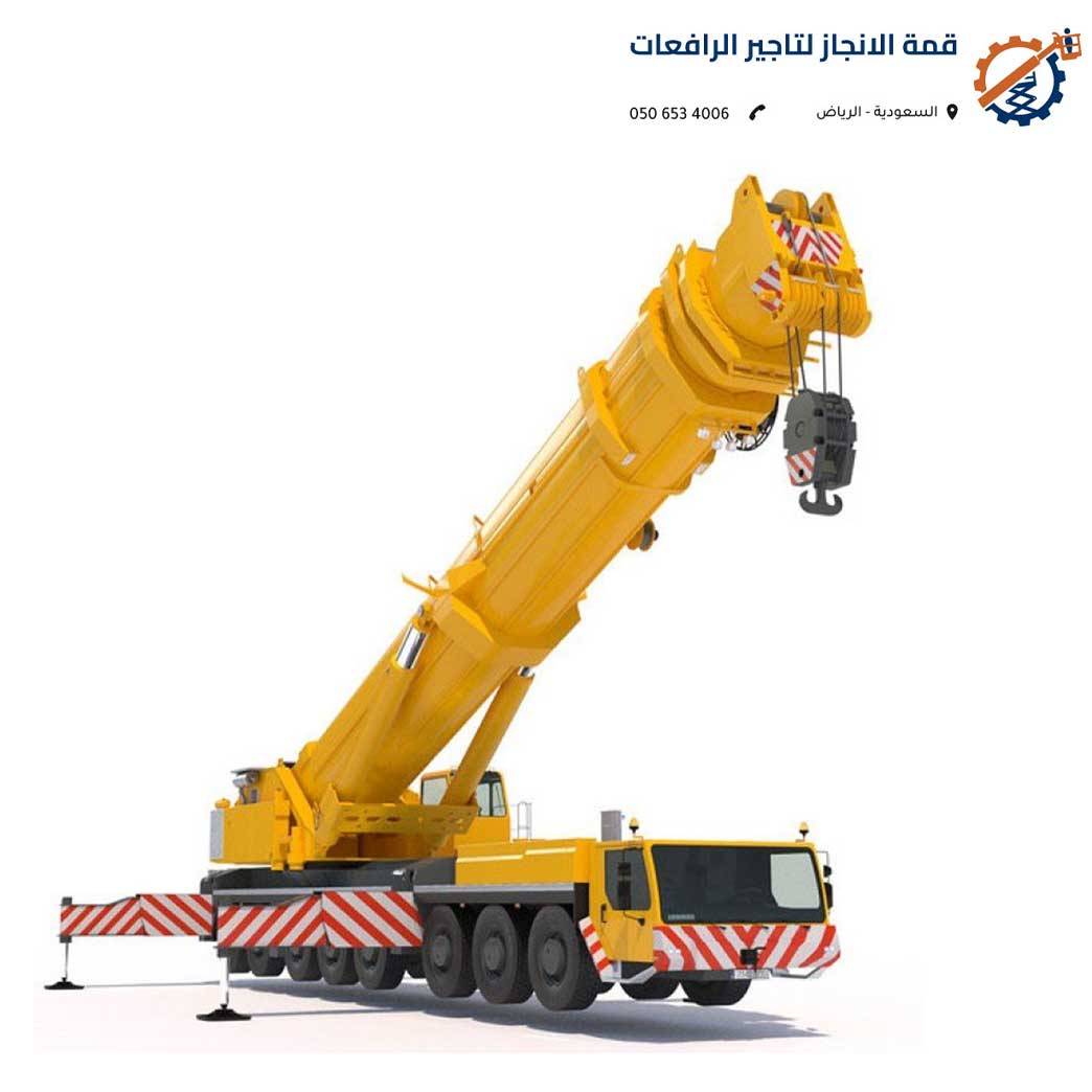 كرين عملاق يرفع توربين ضخم في محطة كهرباء بالرياض