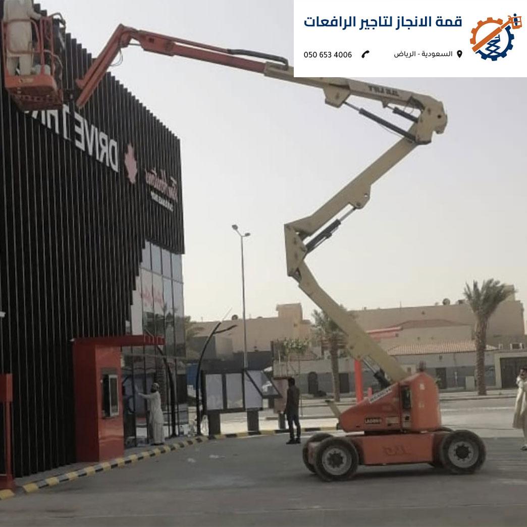 مان لفت ديزل دفع رباعي في موقع إنشائي بالرياض