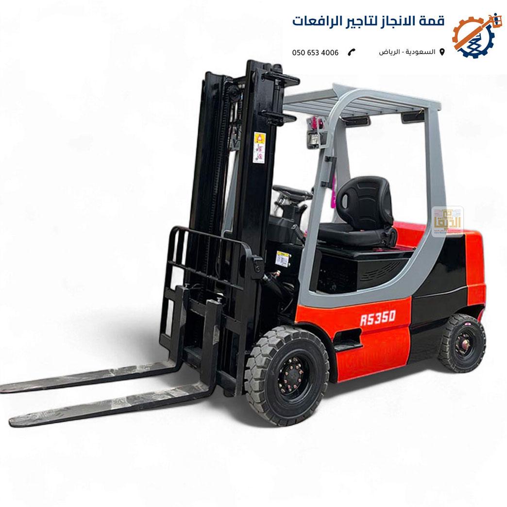 رافعة شوكية الرياض تقوم بتفريغ شاحنة نقل بضائع في منطقة لوجستية.