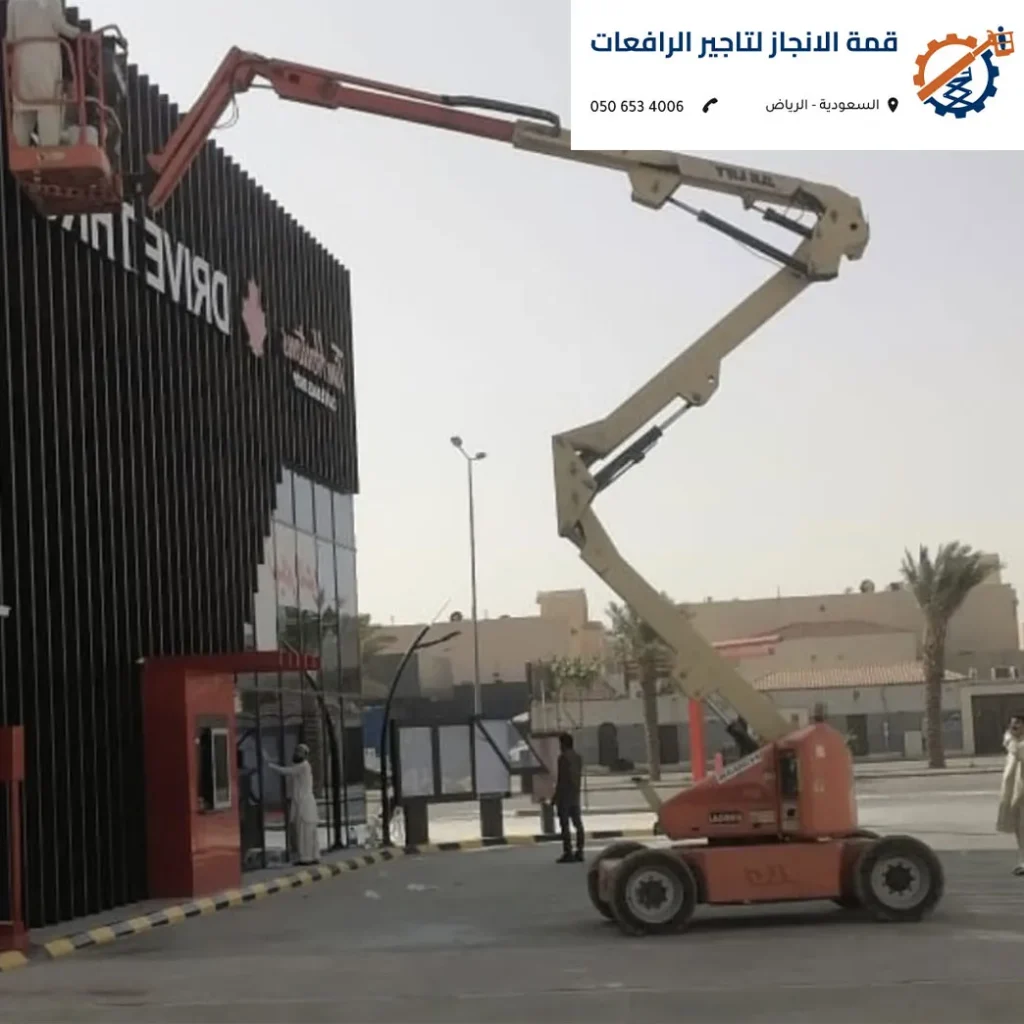 مان لفت ديزل دفع رباعي في موقع إنشائي بالرياض