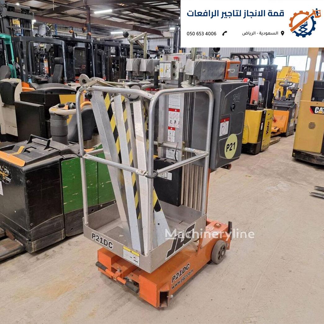 رافعة صاري حديثة في موقع بناء ضخم يطل على مشروع القدية أو حديقة الملك سلمان بالرياض.