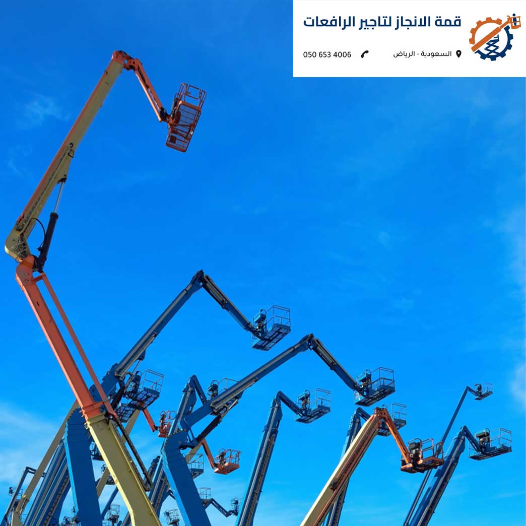 مان لفت كهربائي يعمل داخل مستودع لوجستي بالرياض