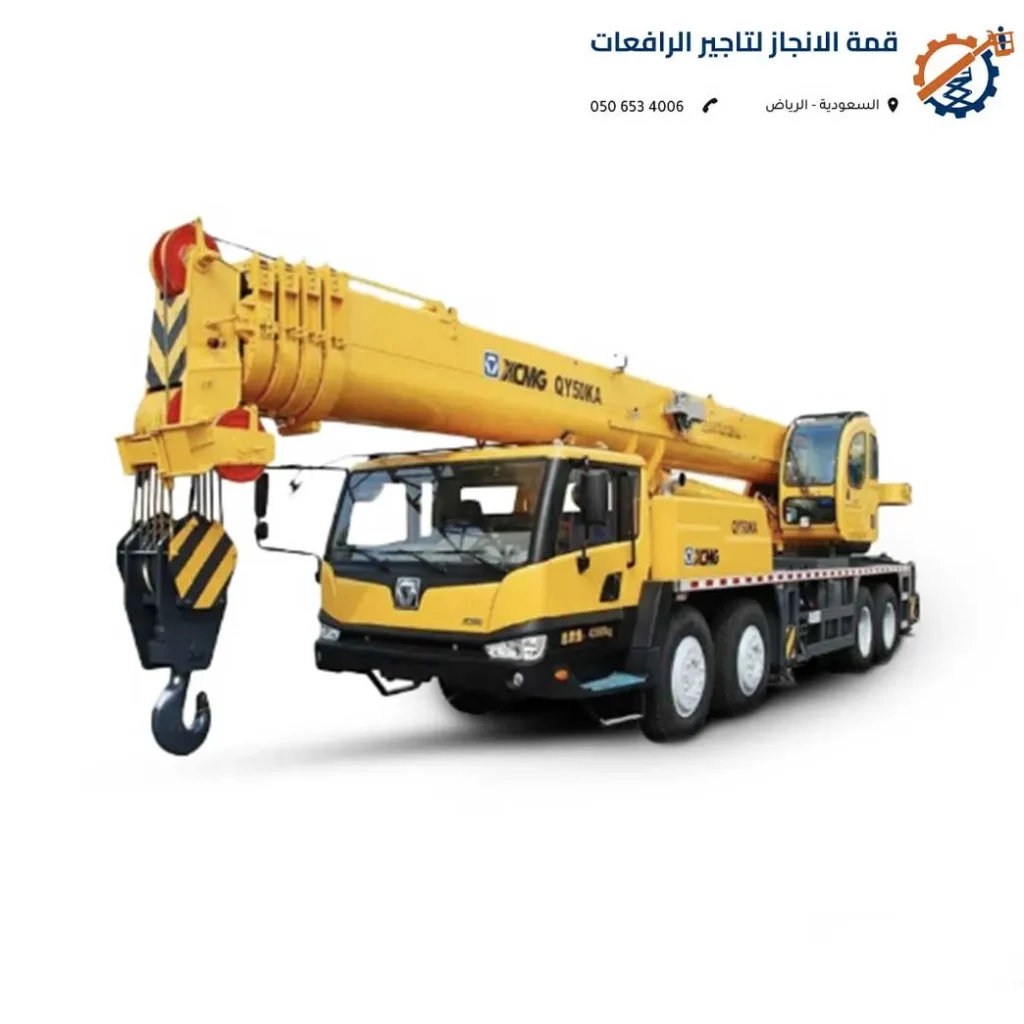 كرين يقوم بتركيب مظلة معدنية ضخمة بالرياض