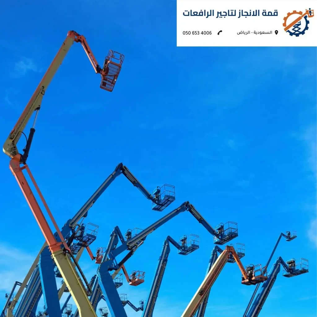 مان لفت كهربائي يعمل داخل مستودع لوجستي بالرياض