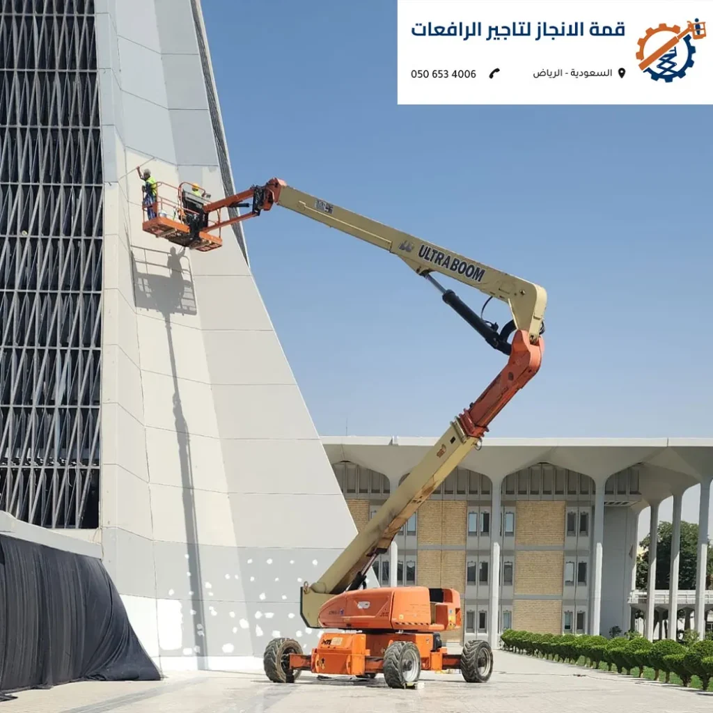 عامل ينظف واجهة برج باستخدام مان لفت بالرياض