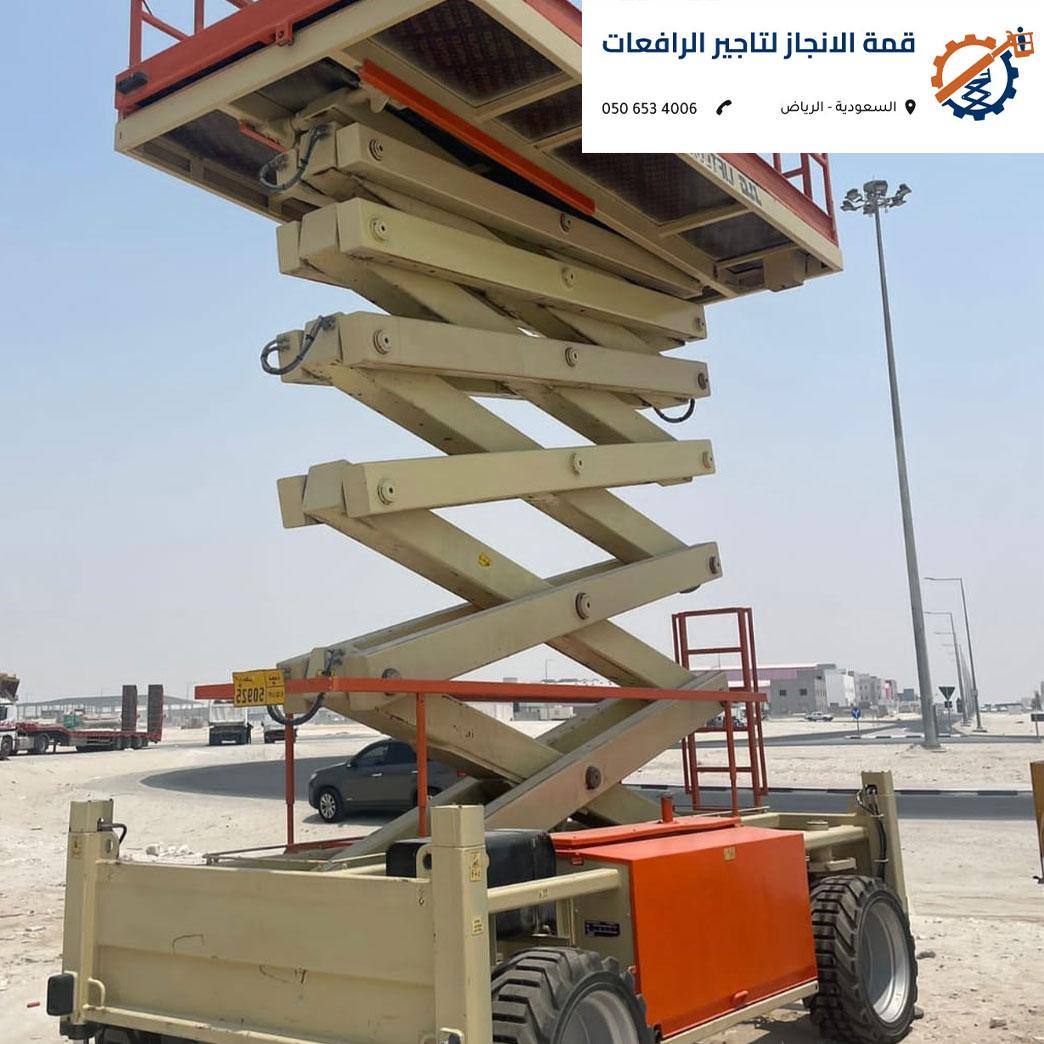 سيزر لفت صغيرة تدخل مصعداً في برج بالرياض