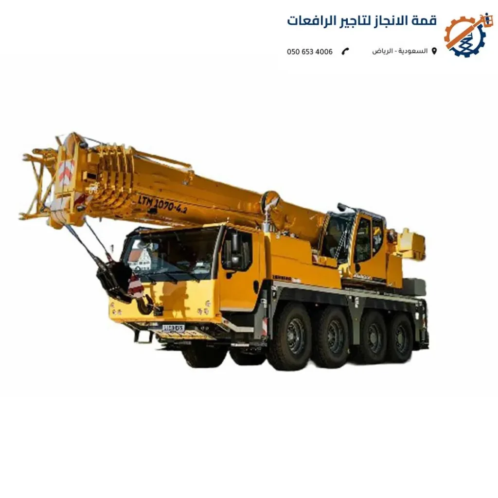 كرين برجي ضخم في موقع بناء ناطحة سحاب بالرياض