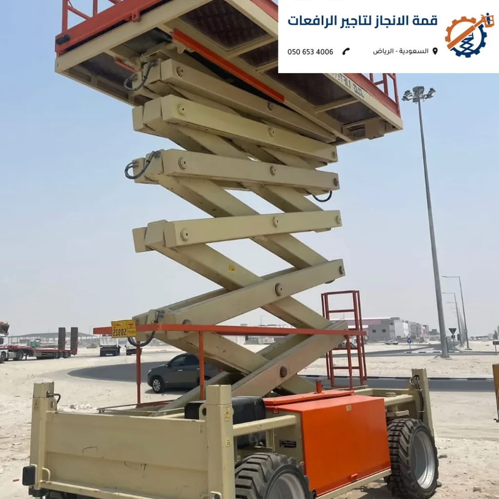 سيزر لفت صغيرة تدخل مصعداً في برج بالرياض