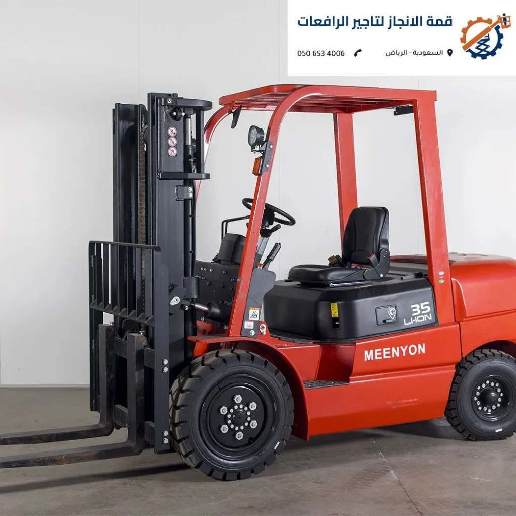 رافعة شوكية الرياض تعمل بالديزل في موقع بناء خارجي ترفع أحمالاً ثقيلة.