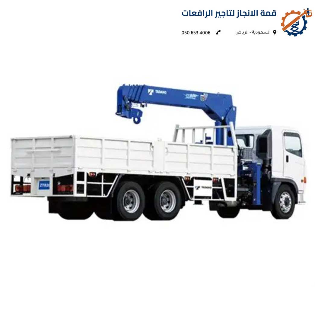 ونش سطحة الرياض يسحب سيارة متعطلة ليلاً