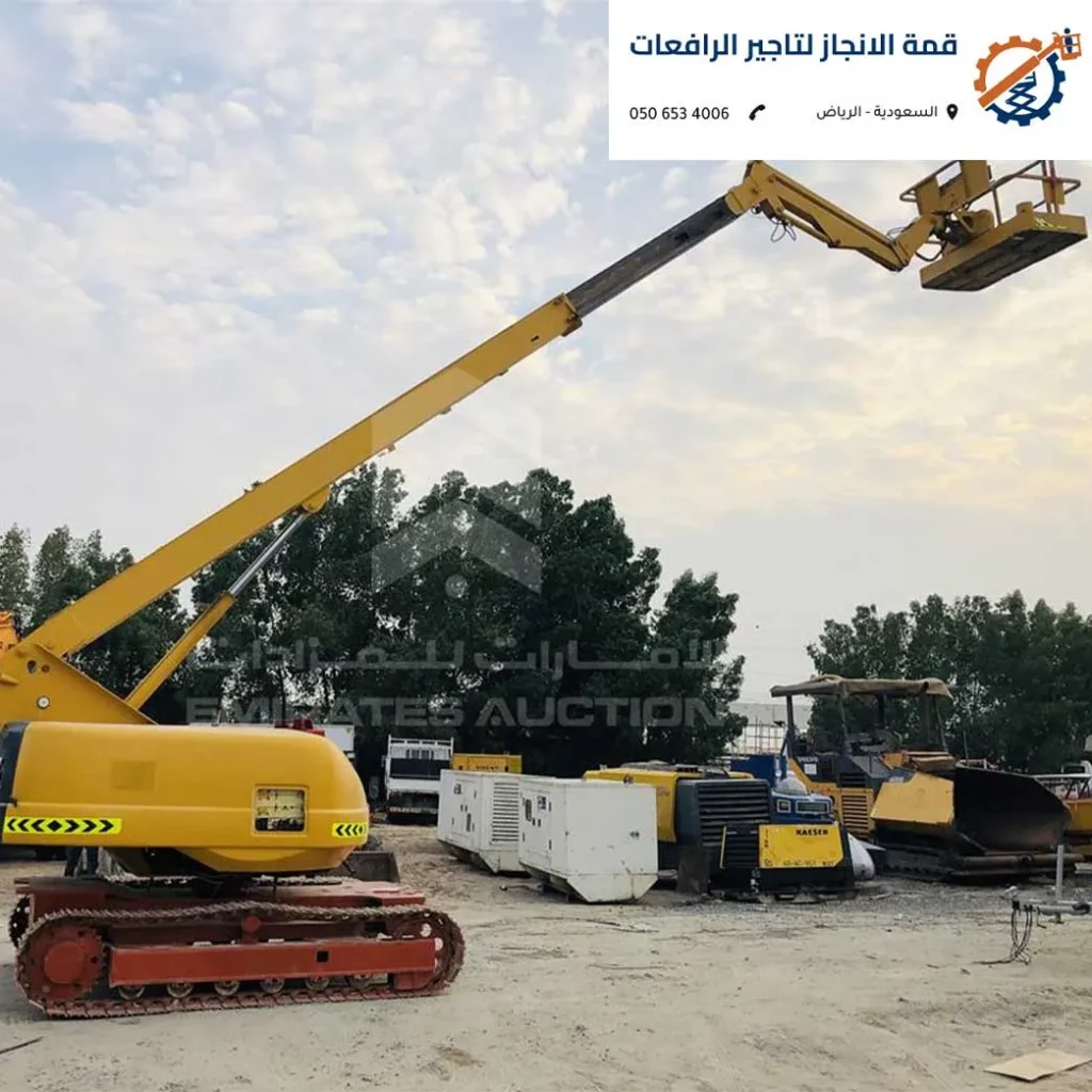 رافعة مان لفت تلسكوبية حديثة ممتدة لارتفاع شاهق بجانب برج قيد الإنشاء في مدينة الرياض.