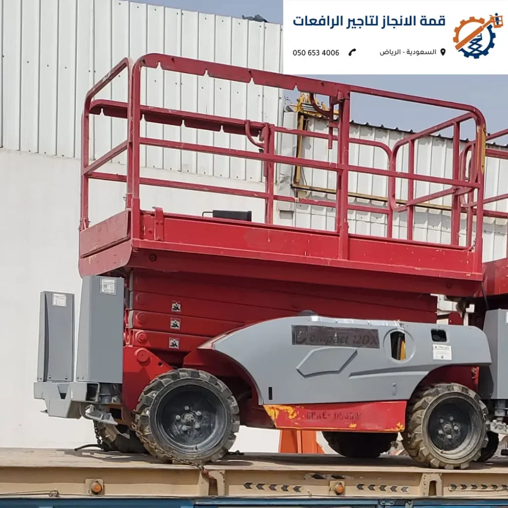 فني يستخدم سيزر لفت الرياض لتركيب لوحة