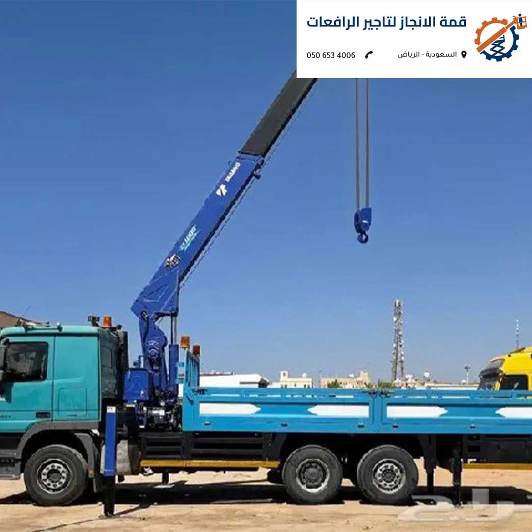 سطحة ونش هيدروليك حديثة في الرياض تقوم بتحميل سيارة معطلة بأمان على الطريق الدائري.