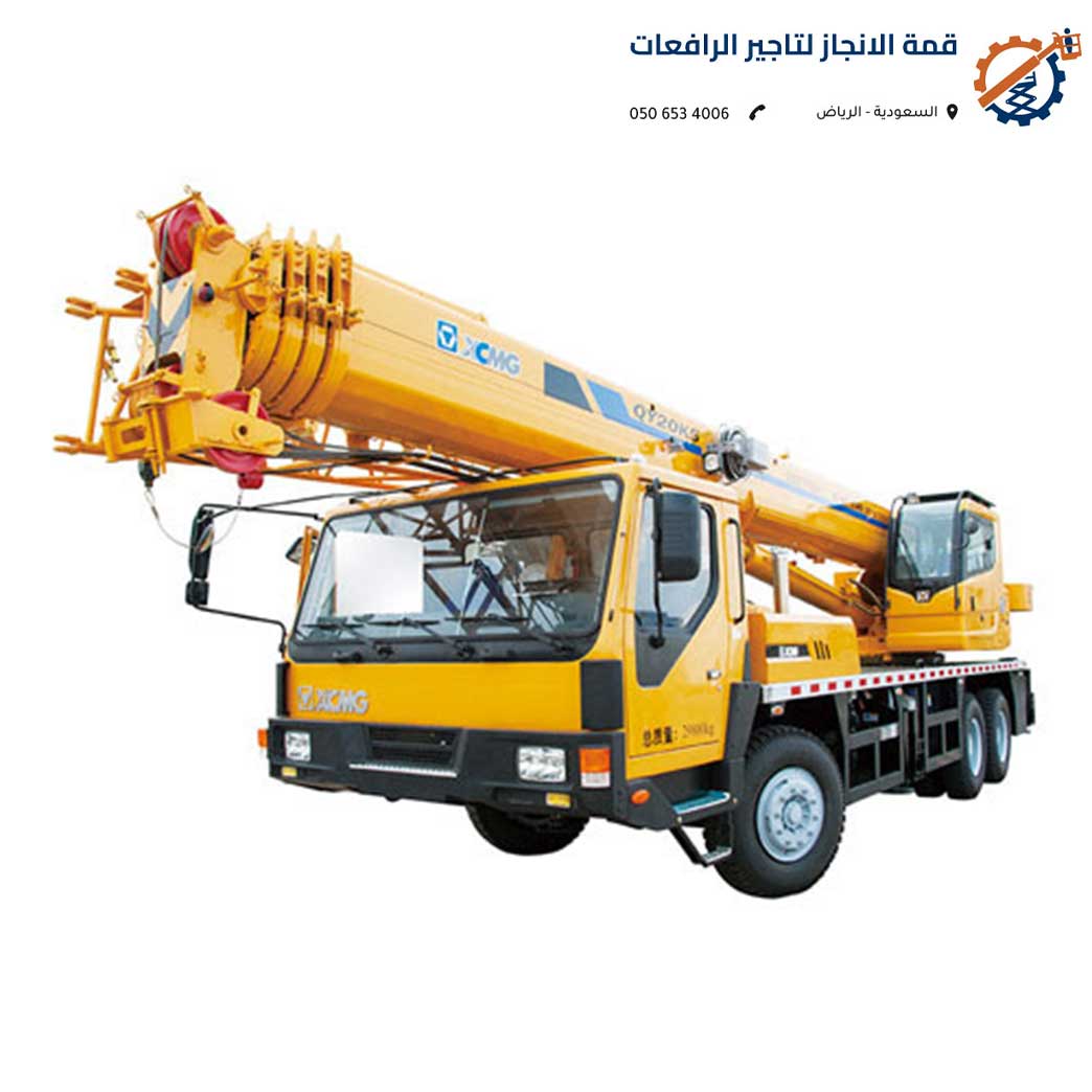 أسطول كرينات حديثة مصطفة في مستودع بالرياض