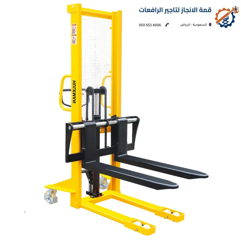 عامل يستخدم رافعة يدوي الرياض بكل سهولة