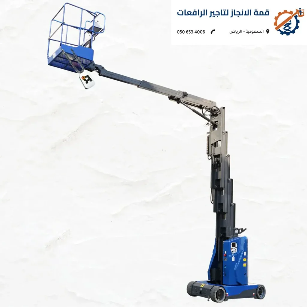 مهندس يفحص لوحة تحكم رقمية متطورة لرافعة صاري حديثة في الرياض.