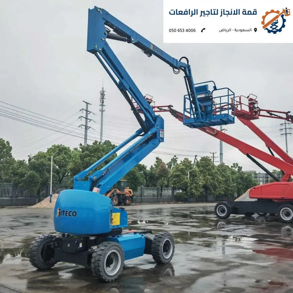 رافعة مان لفت زرقاء (Man Lift) تعمل في موقع خارجي - شركة قمة الإنجاز